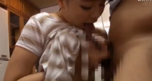 巨乳人妻がパイズリしながらしゃぶるチンポ。淫乱全開でもちろん最後はマンコ挿入！