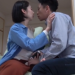 人妻はマンコにバイブを当てられ徐々にその気に。着衣の奥で濡れまくる股間！