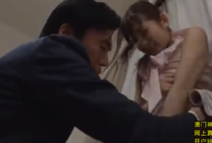 人妻がレイプされる。スカートを捲られ紐のようなパンツが引っ張られる！