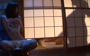 人妻は義父母のＳＥＸを覗きながらオナニー。次第に義父のペニスに魅了される！